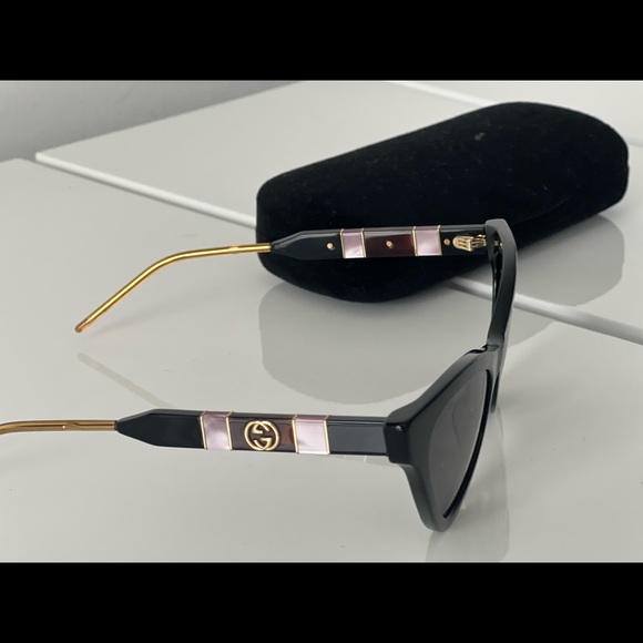 GUCCI CATEYE SUNGLASSES. Only worn twice! Black/black with grey lense - Picture 2 of 2